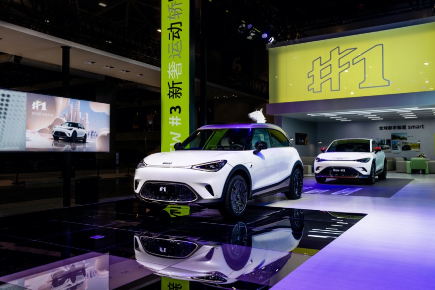 桌子上放满了不同类型的汽车
中度可信度描述已自动生成