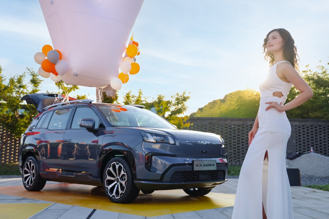 女人站在汽车边
中度可信度描述已自动生成