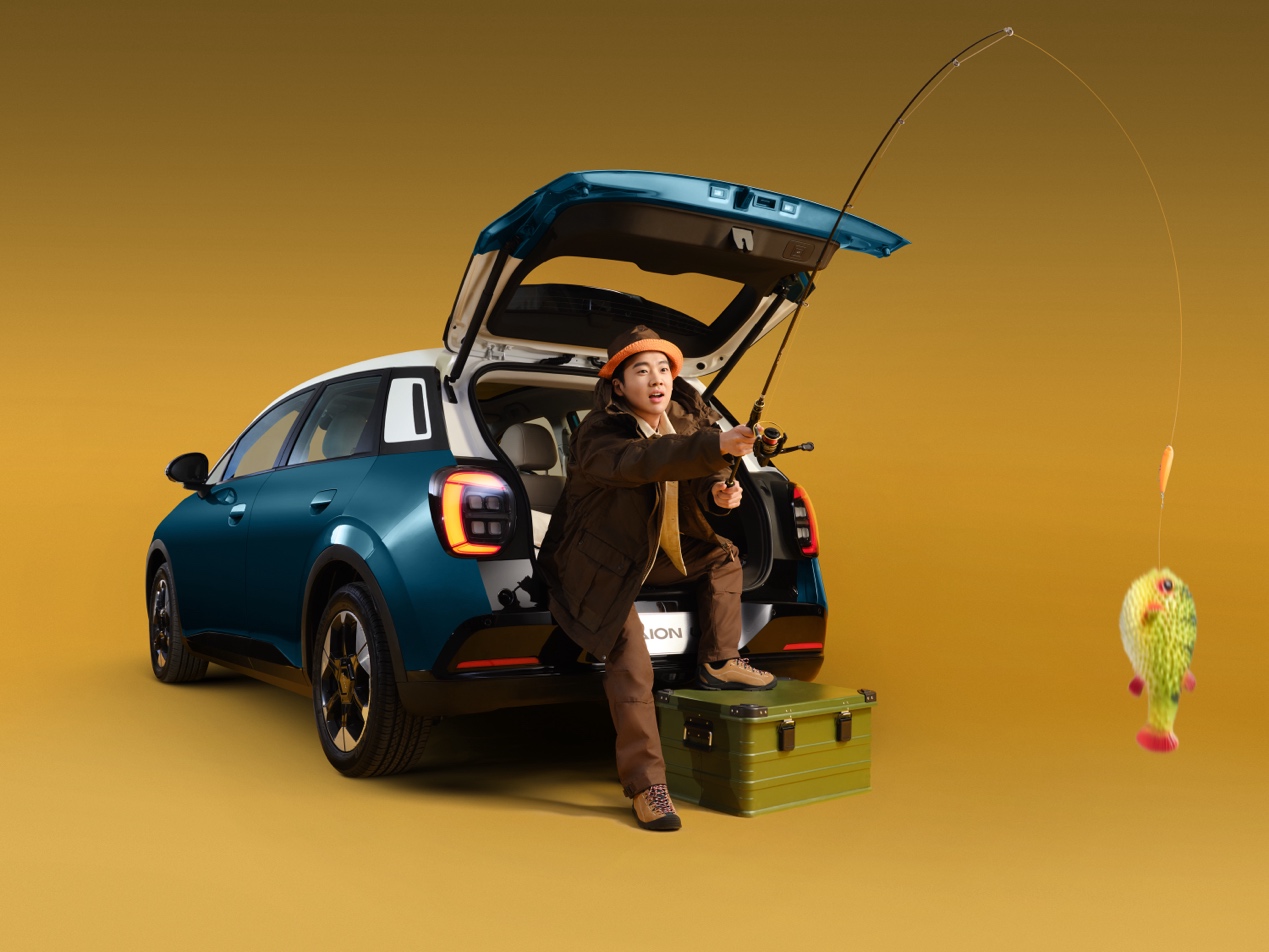 图片包含 汽车, 男人, 小, 卡车

描述已自动生成