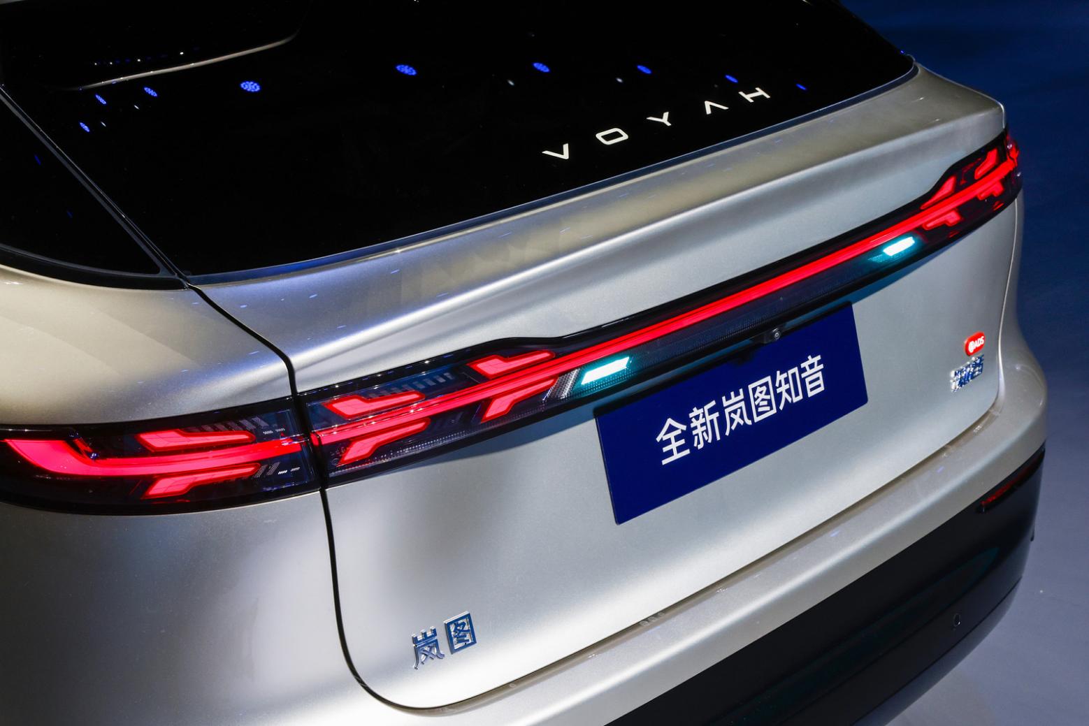 银色的汽车
描述已自动生成