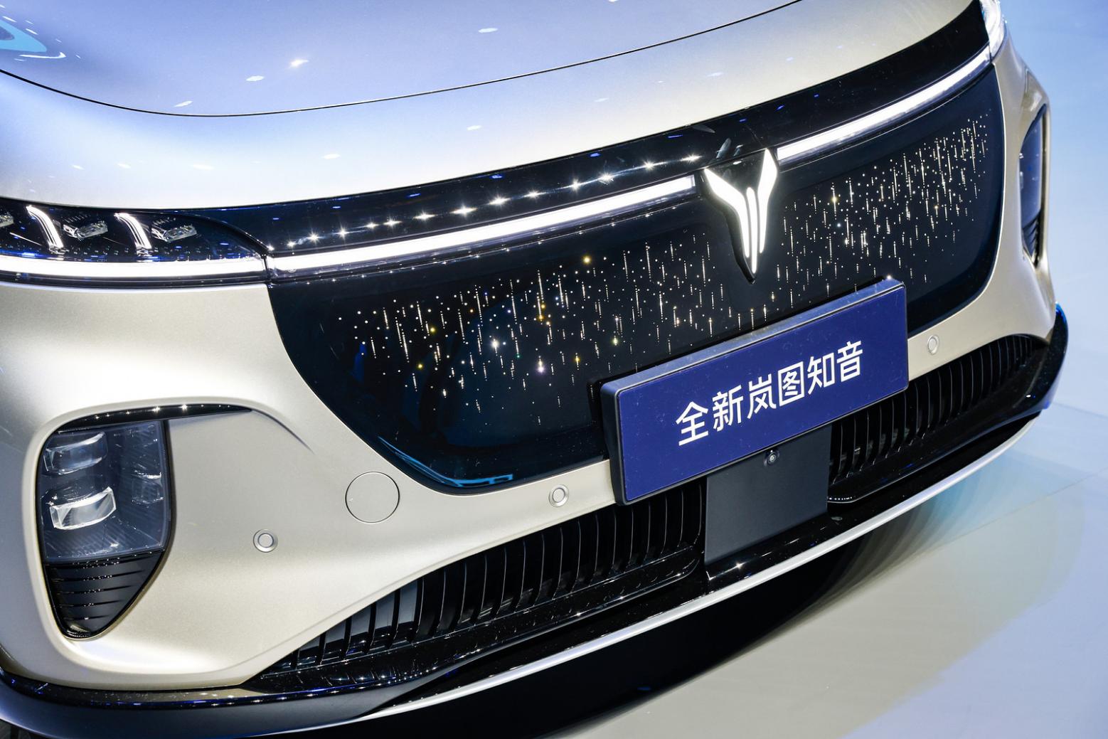 银色的汽车
描述已自动生成